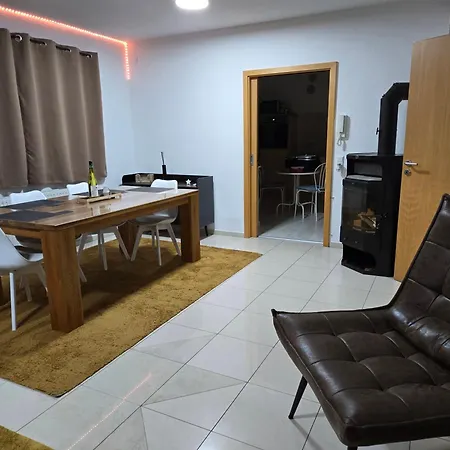 3 Naehe Schweiz Mit Terrasse Und Garten Hilzingen